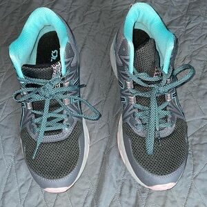 Women’s ASICS Gel-Venture 8 MT